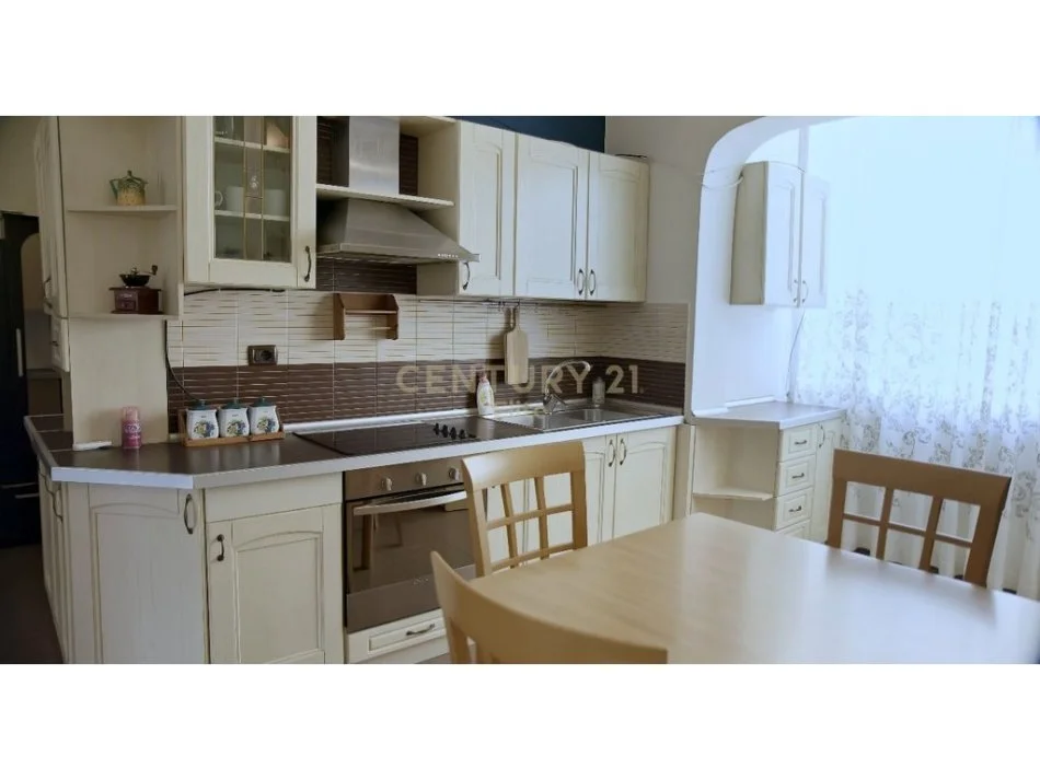 Tirane, jepet me qera apartament 3+1 Kati 4, 110 m² 800 € (Kafe Flora, Rruga e Durresit)