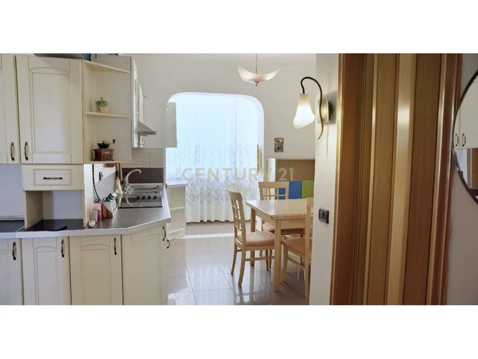 Tirane, jepet me qera apartament 3+1 Kati 4, 110 m² 800 € (Kafe Flora, Rruga e Durresit)