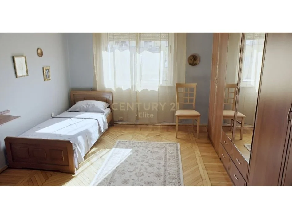 Tirane, jepet me qera apartament 3+1 Kati 4, 110 m² 800 € (Kafe Flora, Rruga e Durresit)