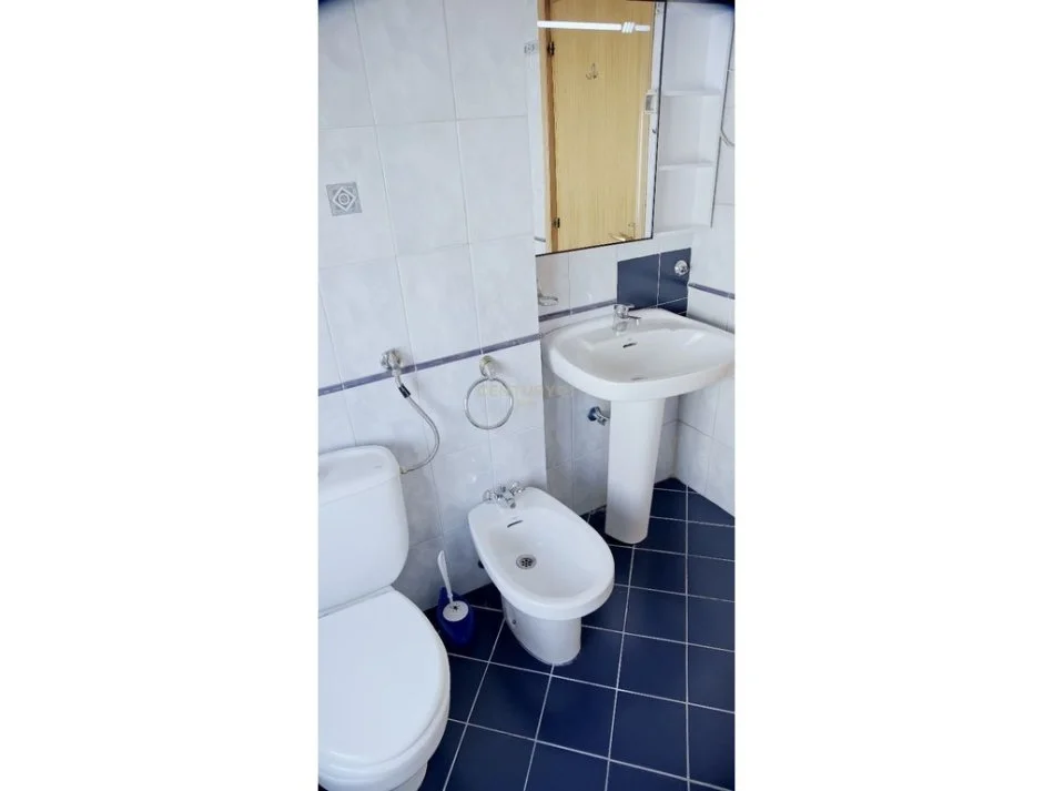 Tirane, jepet me qera apartament 3+1 Kati 4, 110 m² 800 € (Kafe Flora, Rruga e Durresit)