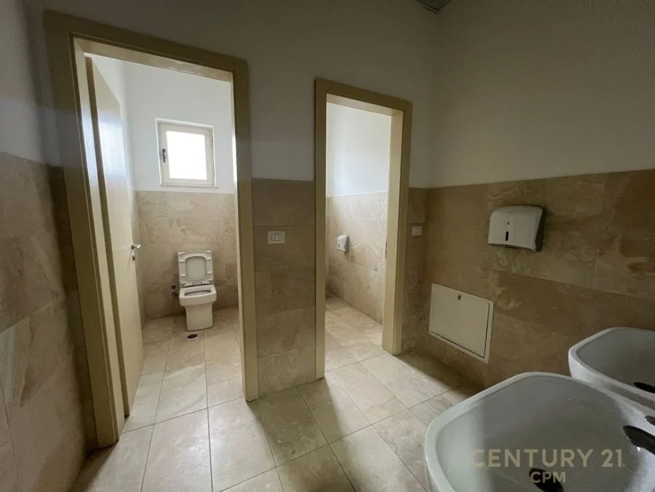 Tirane, jap me qera ambjent biznesi , 5.200 m² 30.000 € (Vorë)