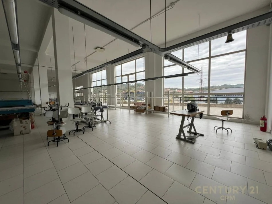 Tirane, jap me qera ambjent biznesi , 5.200 m² 30.000 € (Vorë)