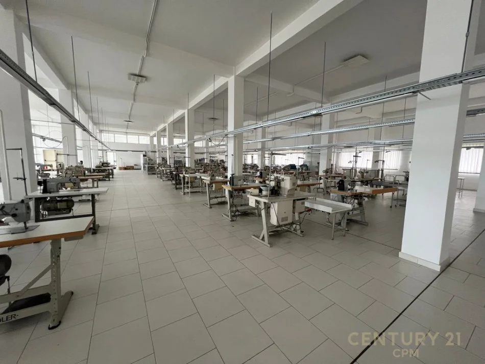 Tirane, jap me qera ambjent biznesi , 5.200 m² 30.000 € (Vorë)