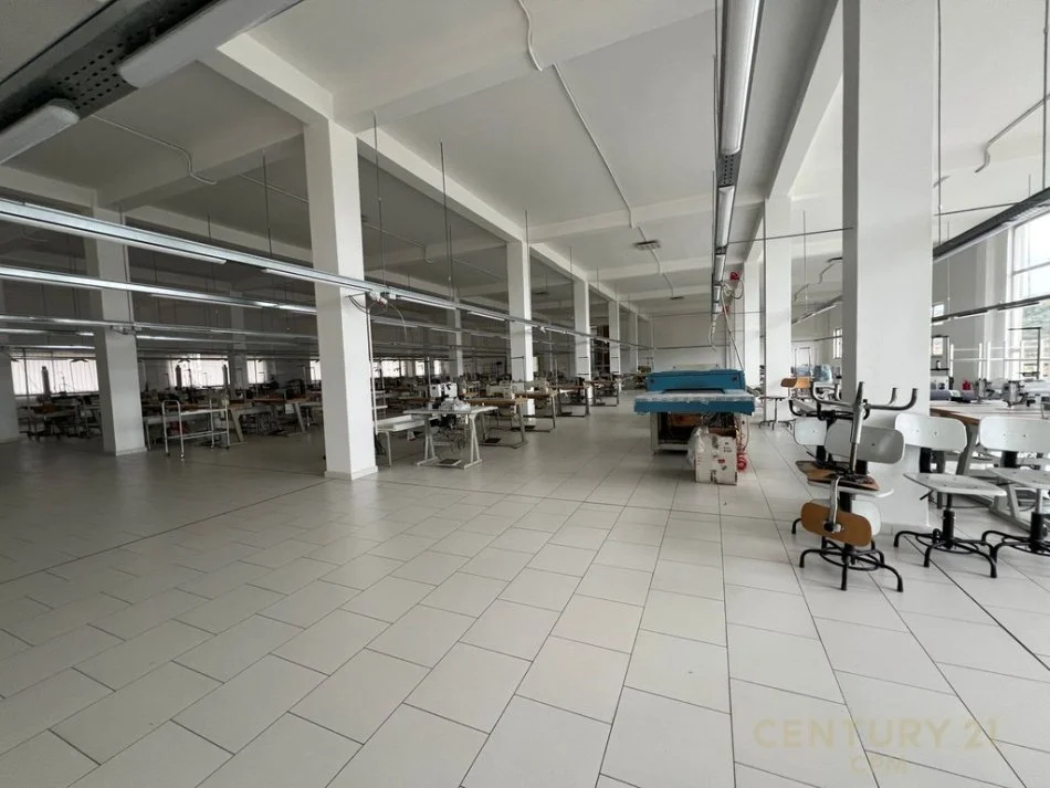 Tirane, jap me qera ambjent biznesi , 5.200 m² 30.000 € (Vorë)