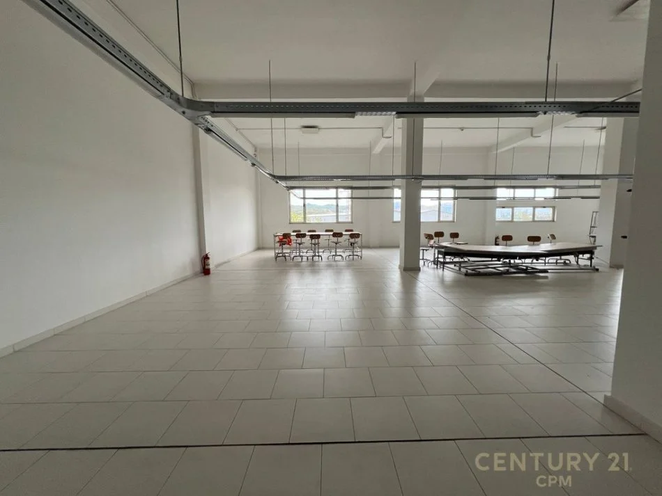 Tirane, jap me qera ambjent biznesi , 5.200 m² 30.000 € (Vorë)