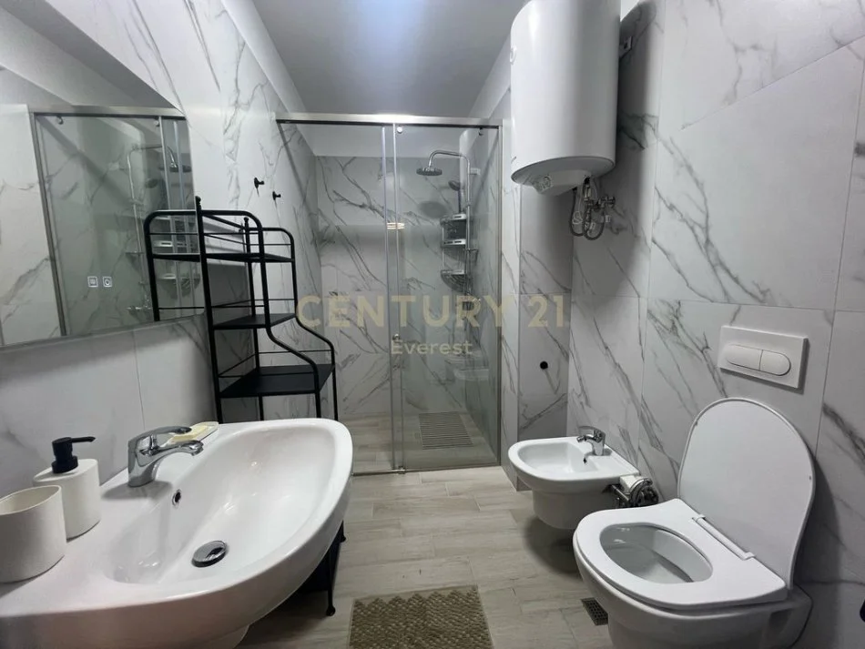 Tirane, jepet me qera apartament 1+1+Ballkon Kati 7, 81 m² 1.000 € (everest113795)