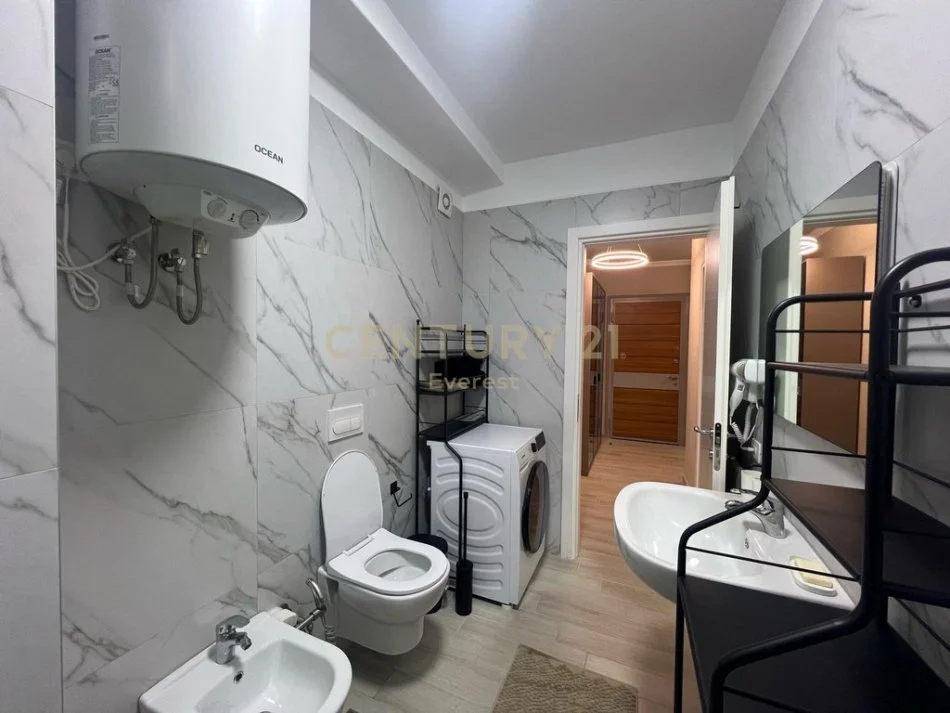 Tirane, jepet me qera apartament 1+1+Ballkon Kati 7, 81 m² 1.000 € (everest113795)