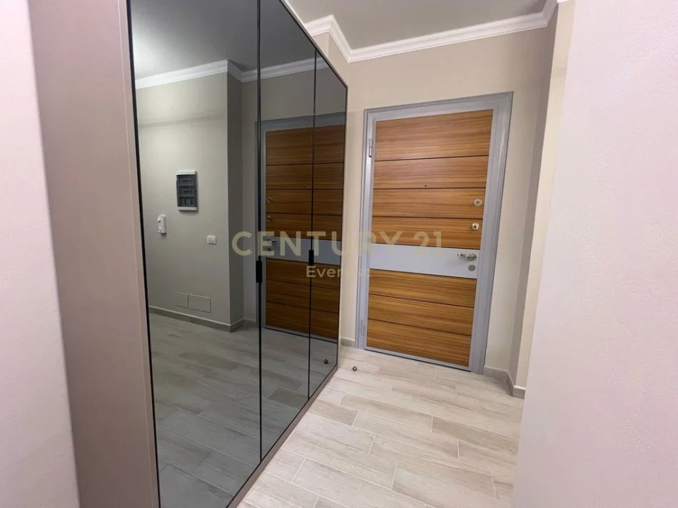 Tirane, jepet me qera apartament 1+1+Ballkon Kati 7, 81 m² 1.000 € (everest113795)