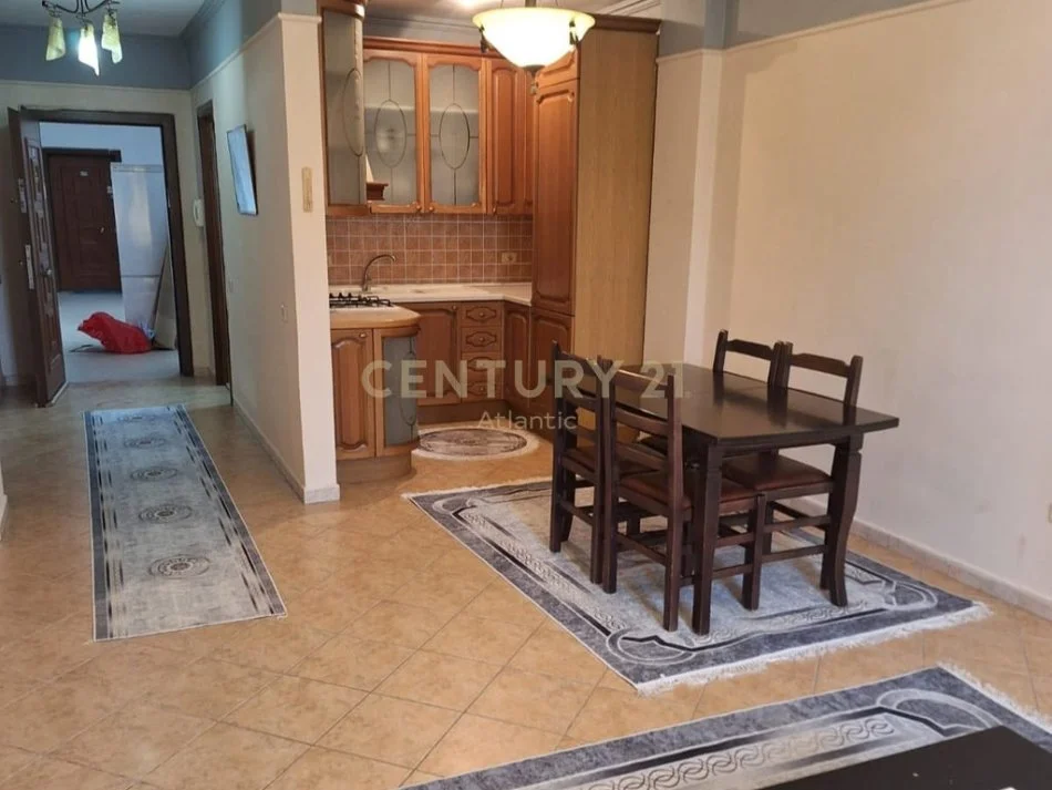 Durres, jepet me qera apartament 1+1+Ballkon Kati 8, 86 m² 400 € (plazh iliria)