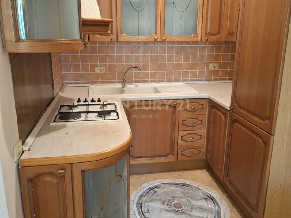 Durres, jepet me qera apartament 1+1+Ballkon Kati 8, 86 m² 400 € (plazh iliria)