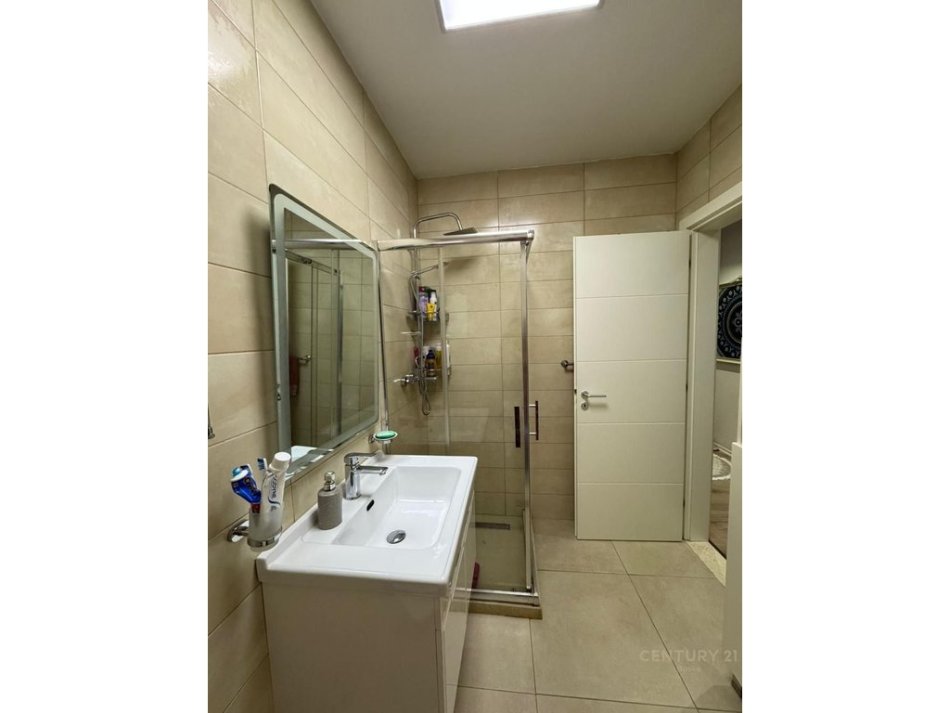 Tirane, jepet me qera apartament 2+1+Ballkon Kati 7, 100 m² 800 € (bosko113955)