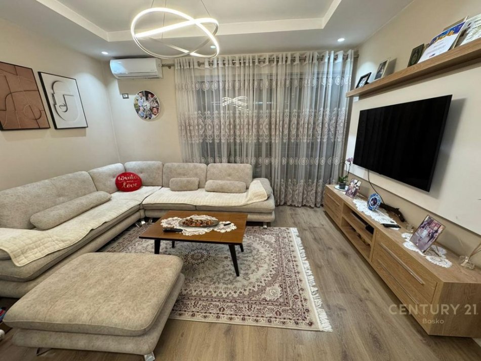 Tirane, jepet me qera apartament 2+1+Ballkon Kati 7, 100 m² 800 € (bosko113955)