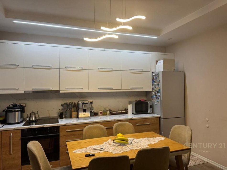 Tirane, jepet me qera apartament 2+1+Ballkon Kati 7, 100 m² 800 € (bosko113955)