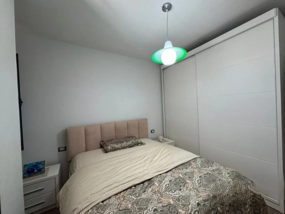 Tirane, jepet me qera apartament 2+1+Ballkon Kati 7, 100 m² 800 € 