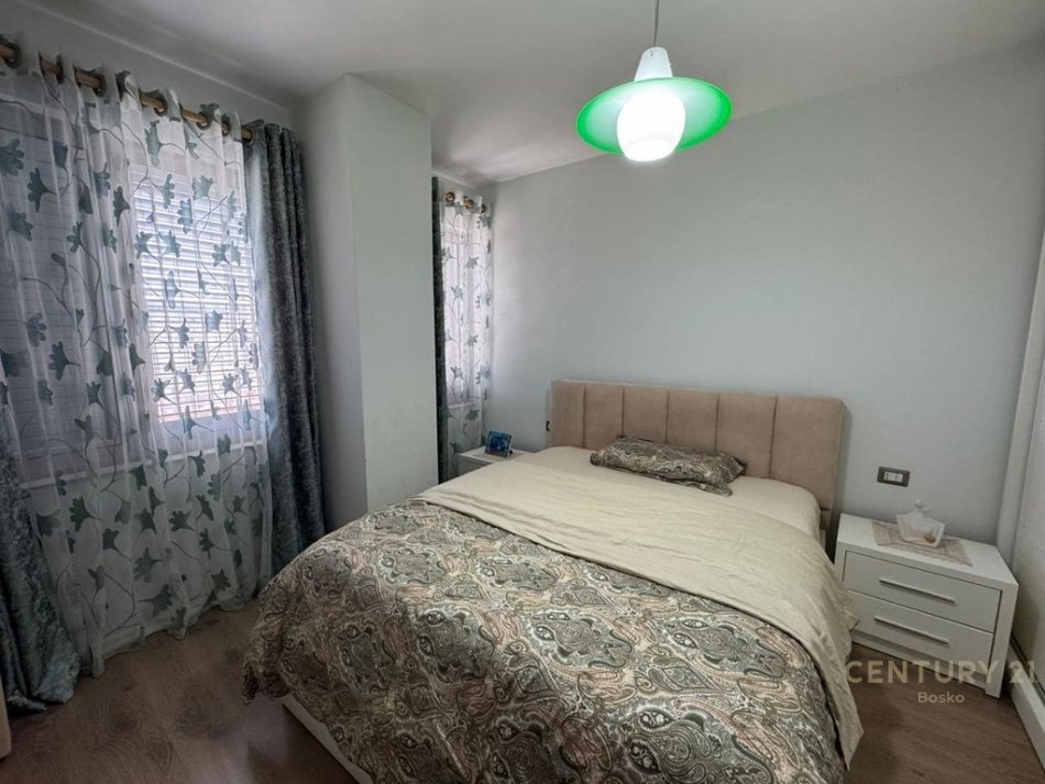 Tirane, jepet me qera apartament 2+1+Ballkon Kati 7, 100 m² 800 € (bosko113955)