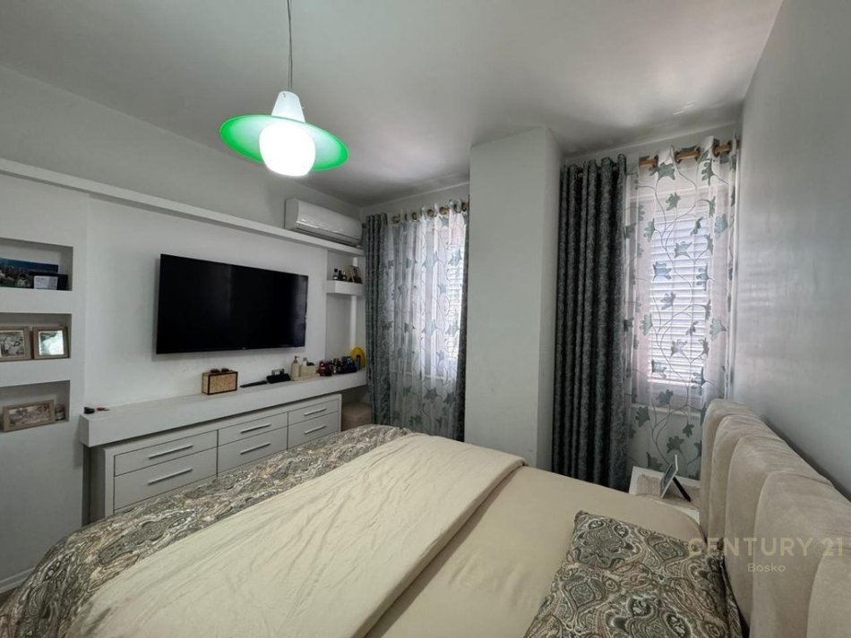 Tirane, jepet me qera apartament 2+1+Ballkon Kati 7, 100 m² 800 € (bosko113955)