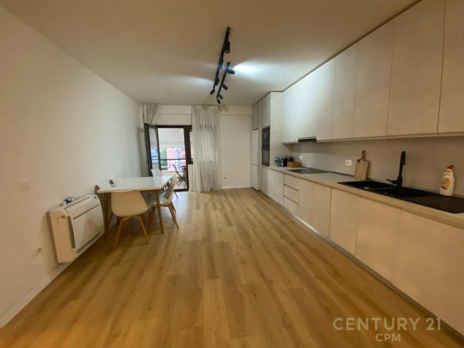 Tirane, jepet me qera apartament 2+1+Aneks+Ballkon Kati 1, 140 m² 800 € (bot113962)