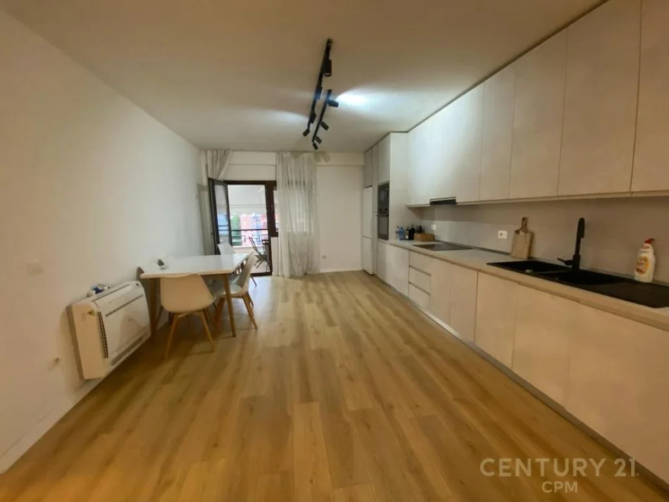 Tirane, jap me qera apartament 2+1+2 ME POST PARKIMI , 140 m² 800 € (Kopshti Botanik Zoologjik)