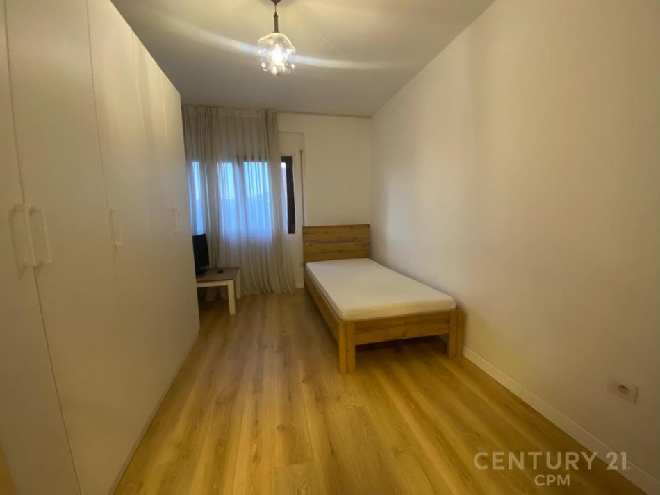Tirane, jepet me qera apartament 2+1+Aneks+Ballkon Kati 1, 140 m² 800 € (bot113962)