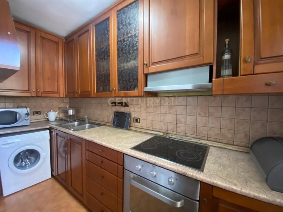 Tirane, jepet me qera apartament 2+1+Ballkon Kati 4, 80 m² 400 € (Atrium113977)