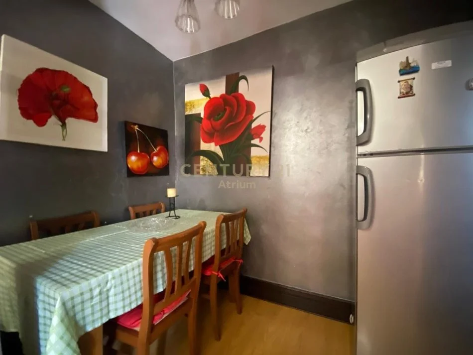 Tirane, jepet me qera apartament 2+1+Ballkon Kati 4, 80 m² 400 € (Atrium113977)