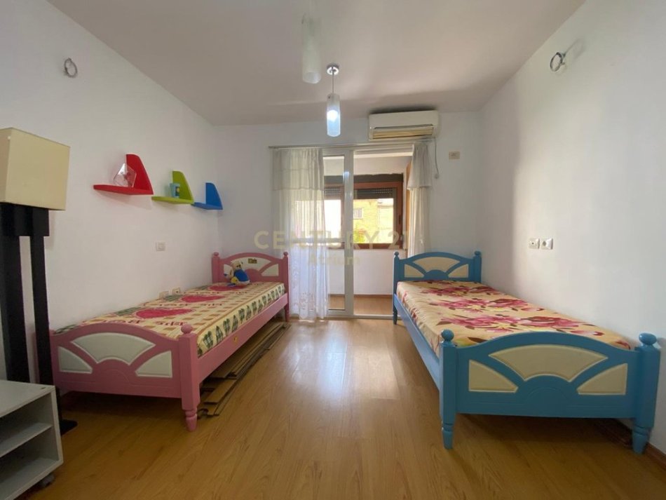 Tirane, jepet me qera apartament 2+1+Ballkon Kati 4, 80 m² 400 € (Atrium113977)
