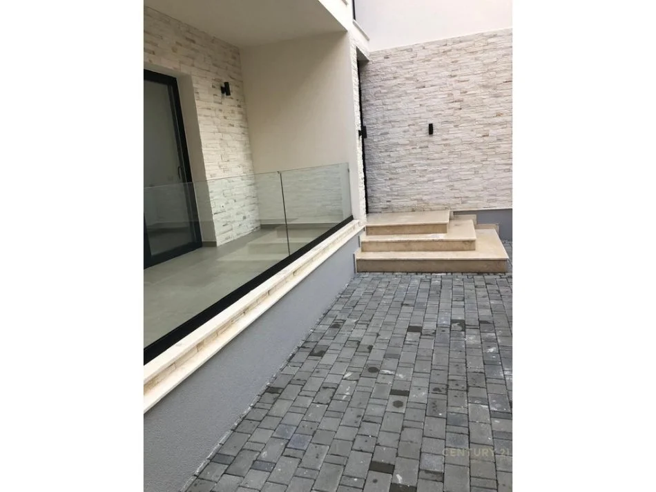 Tirane, jepet me qera apartament Kati 3, 450 m² 4.500 € (rruga e Durresit)