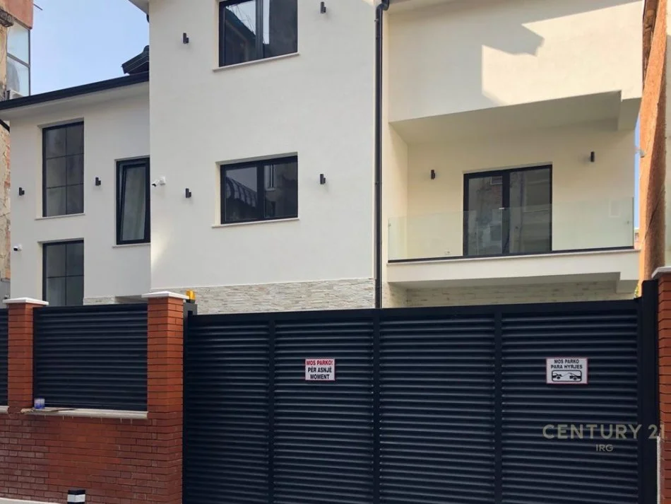 Tirane, jepet me qera apartament Kati 3, 450 m² 4.500 € (rruga e Durresit)