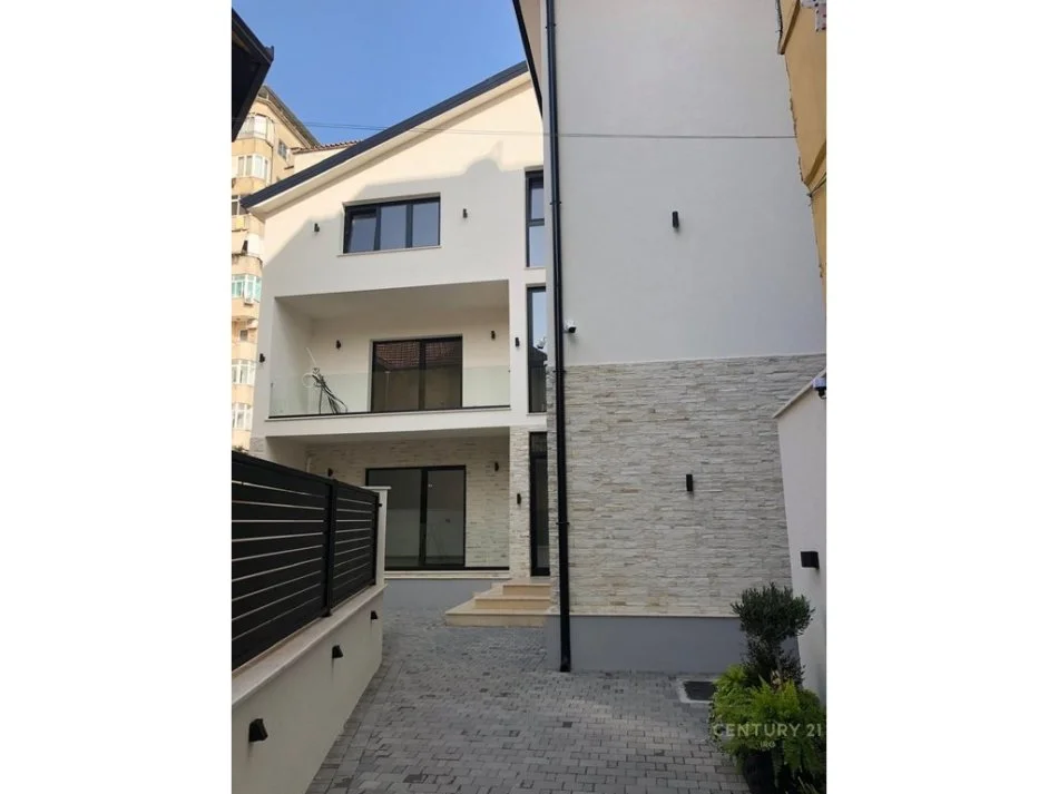 Tirane, jepet me qera apartament Kati 3, 450 m² 4.500 € (rruga e Durresit)