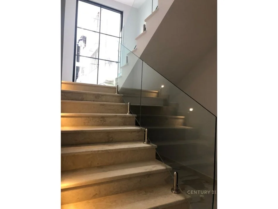 Tirane, jepet me qera apartament Kati 3, 450 m² 4.500 € (rruga e Durresit)