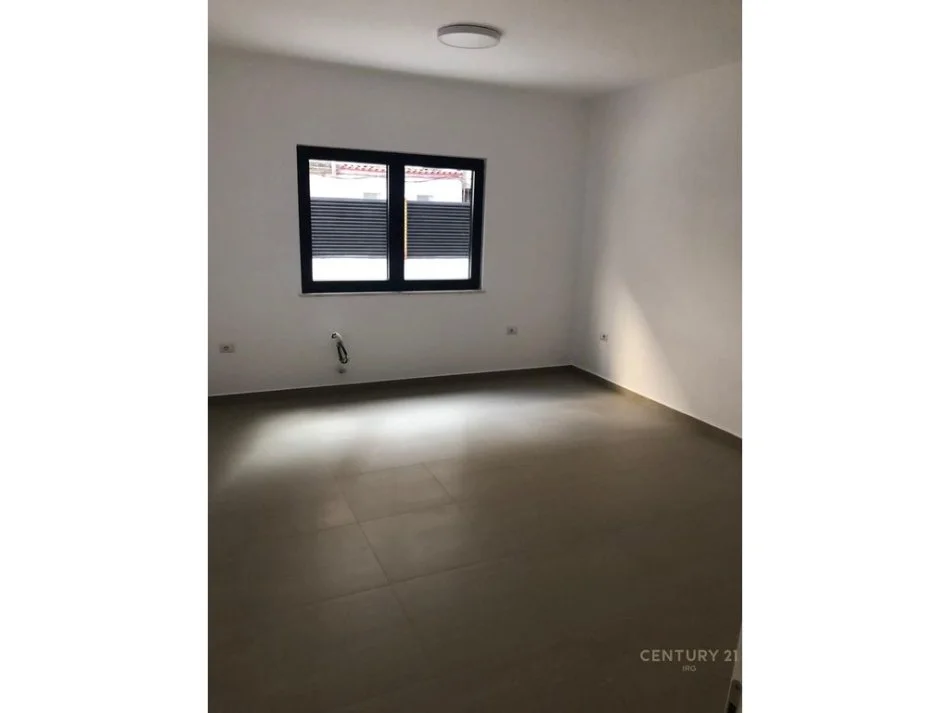Tirane, jepet me qera apartament Kati 3, 450 m² 4.500 € (rruga e Durresit)