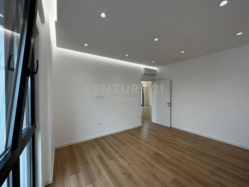 Tirane, jap me qera zyre+POST PARKIMI , 105 m² 750 € (Rruga e Dibrës)