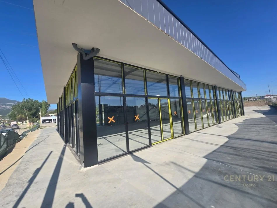 Tirane, jepet me qera magazine Kati 0, 1.380 m² 2.000 € (Paskuqan)