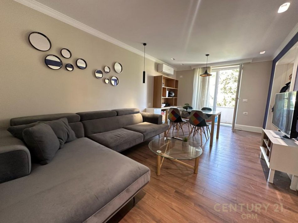 Tirane, jepet me qera apartament 1+1+Ballkon Kati 4, 50 m² 700 € (smart114003)