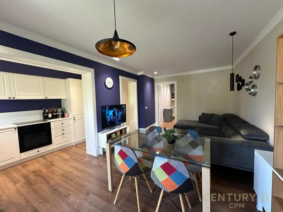 Tirane, jepet me qera apartament 1+1+Ballkon Kati 4, 50 m² 700 € (smart114003)