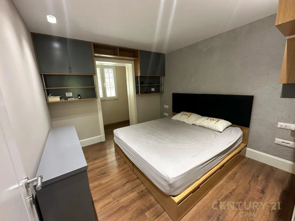 Tirane, jepet me qera apartament 1+1+Ballkon Kati 4, 50 m² 700 € (smart114003)