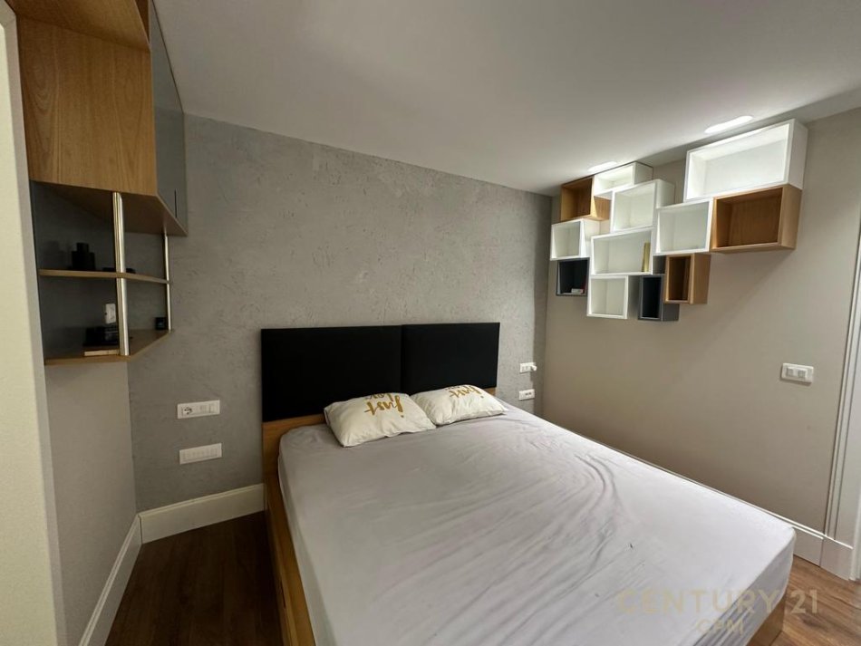 Tirane, jepet me qera apartament 1+1+Ballkon Kati 4, 50 m² 700 € (smart114003)