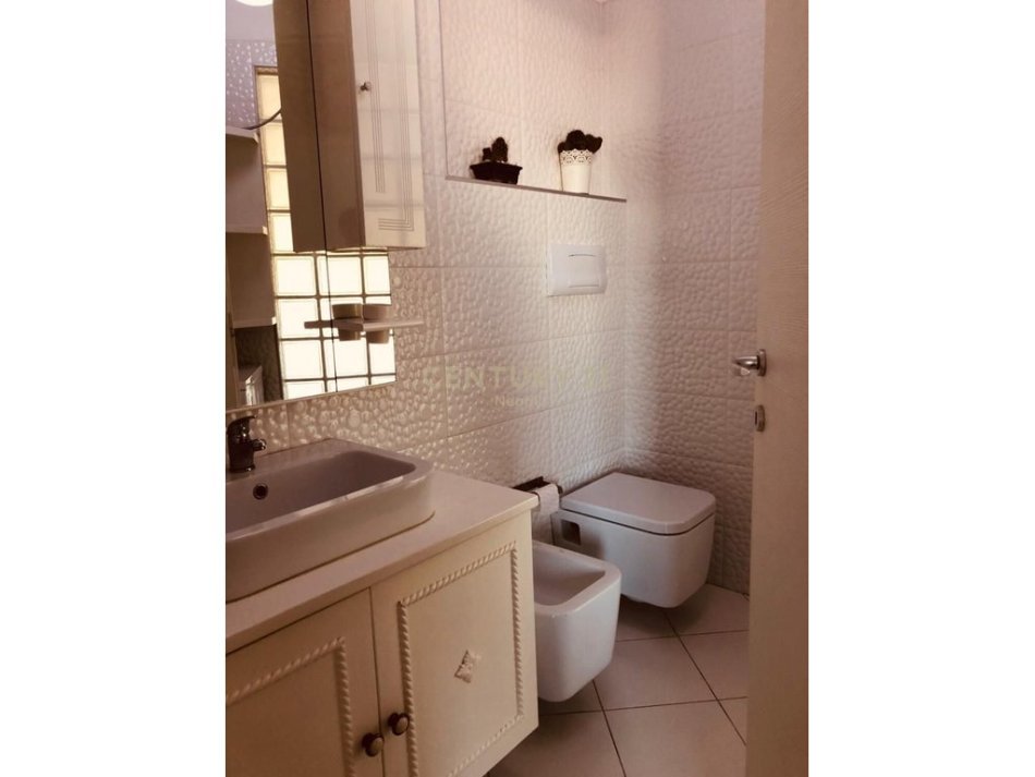Tirane, jepet me qera apartament 3+1+Aneks+Ballkon Kati 4, 120 m² 850 € (Neom114010)