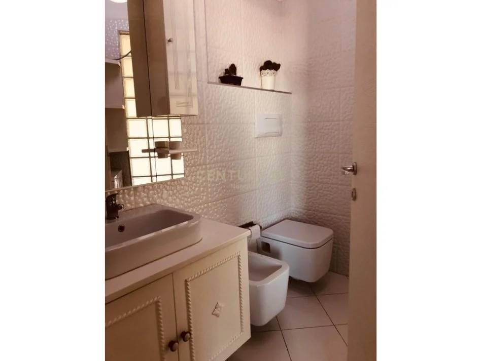 Tirane, jepet me qera apartament 3+1+Aneks+Ballkon Kati 4, 120 m² 850 € (Neom114010)