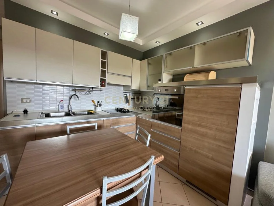 Durres, jepet me qera apartament 1+1+Ballkon Kati 7, 86 m² 350 € (plazh)