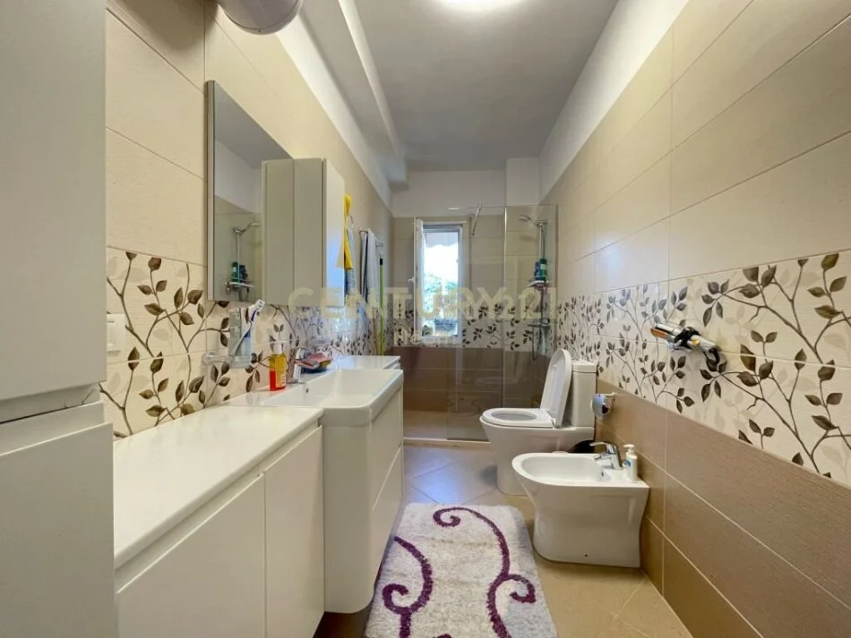 Tirane, jepet me qera apartament 2+1 Kati 4, 115 m² 800 € (Liqeni i Thate)