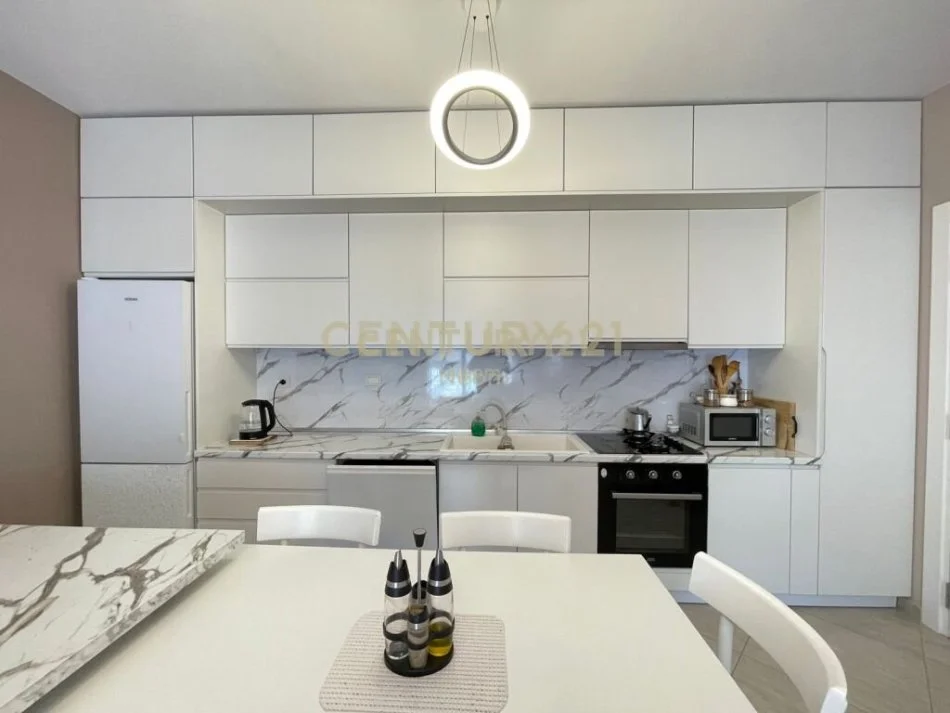 Tirane, jepet me qera apartament 2+1 Kati 4, 115 m² 800 € (Liqeni i Thate)