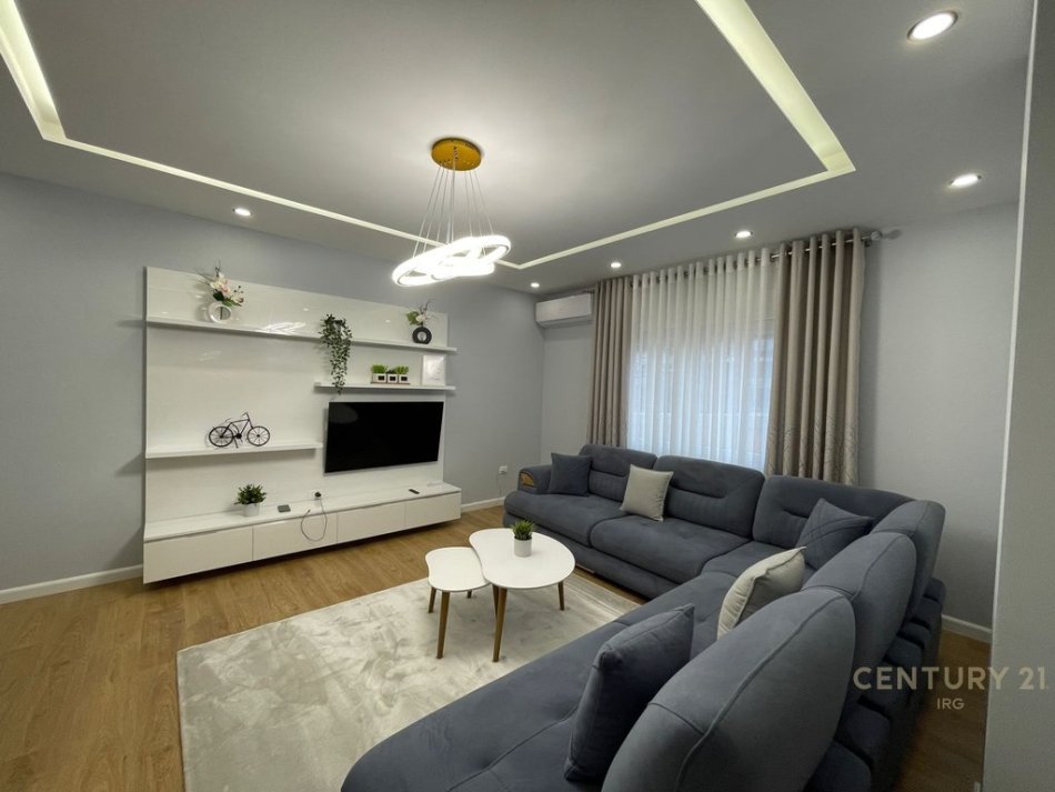 Tirane, jepet me qera apartament 2+1 Kati 4, 108 m² 800 € (Zogu i Zi)