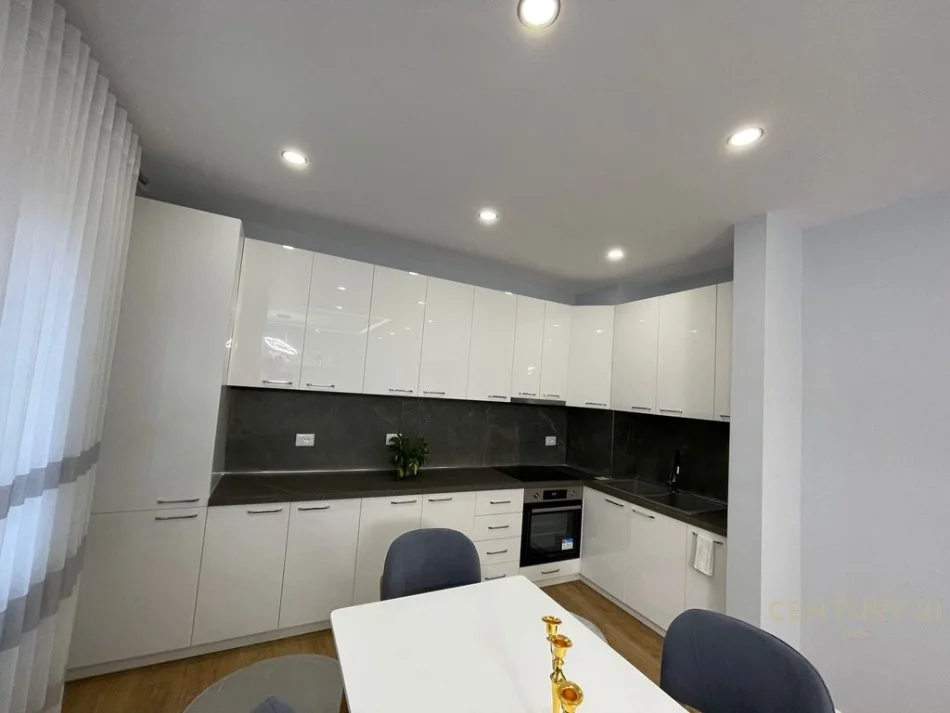 Tirane, jepet me qera apartament 2+1 Kati 4, 108 m² 800 € (Zogu i Zi)