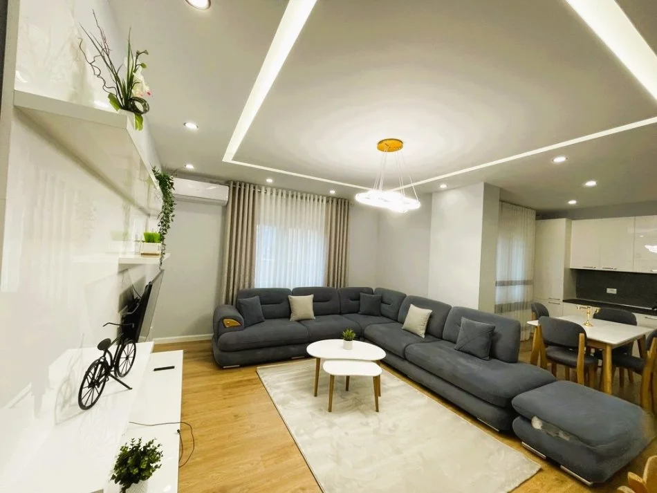 Tirane, jepet me qera apartament 2+1+Aneks+Ballkon Kati 4, 105 m² 800 € 