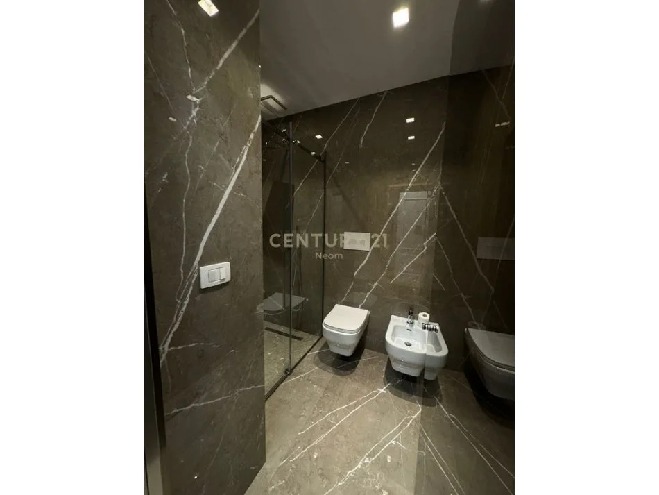 Tirane, shes apartament 2+1+2 , 138 m² 550.000 € (Ish Blloku)