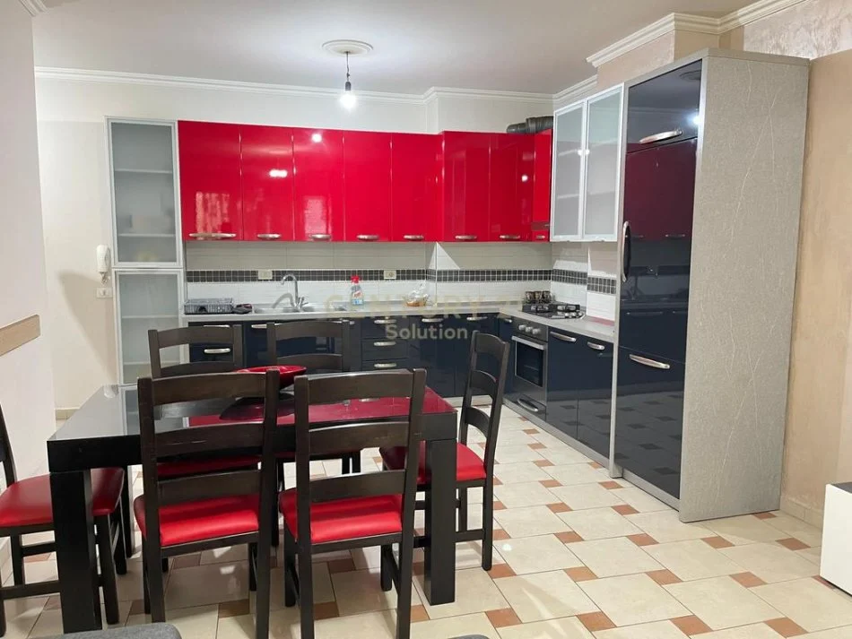 Tirane, jepet me qera apartament 2+1+Ballkon Kati 1, 120 m² 400 € (Sol114071)