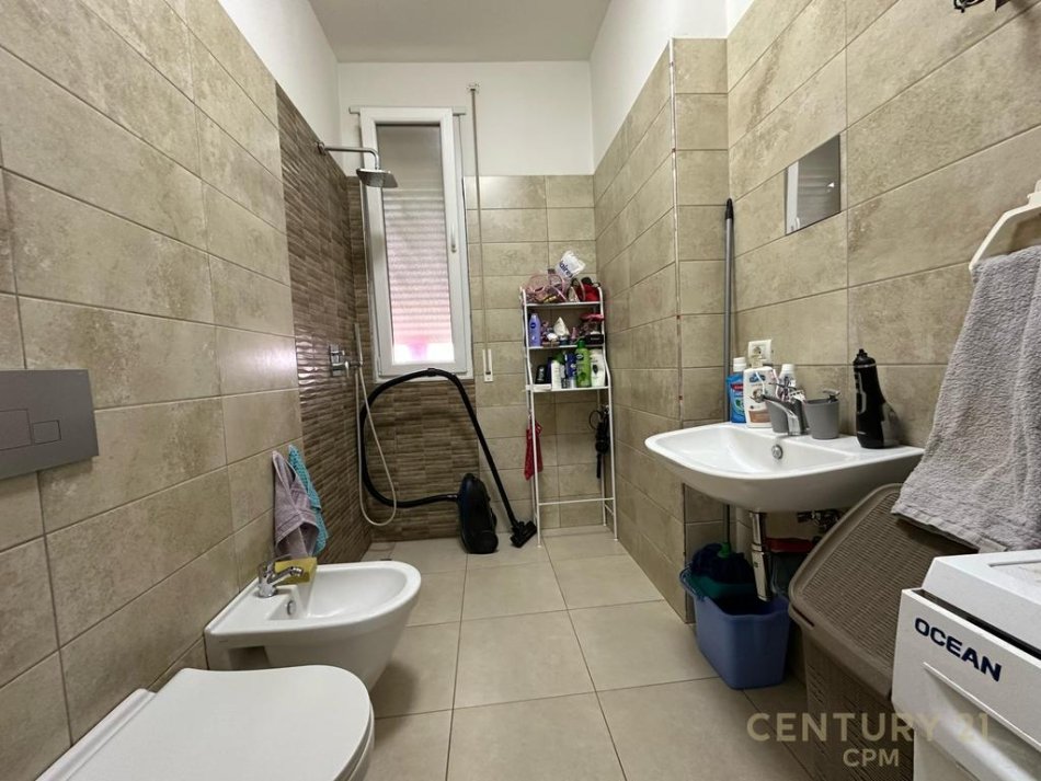 Tirane, jepet me qera apartament 1+1+Ballkon Kati 9, 70 m² 500 € (ish fusha e aviacionit)