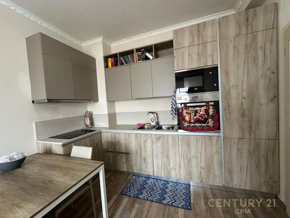 Tirane, jepet me qera apartament 1+1+Ballkon Kati 9, 70 m² 500 € (ish fusha e aviacionit)