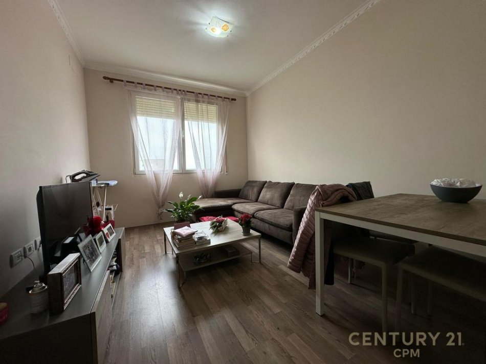 Tirane, jepet me qera apartament 1+1+Ballkon Kati 9, 70 m² 500 € (ish fusha e aviacionit)